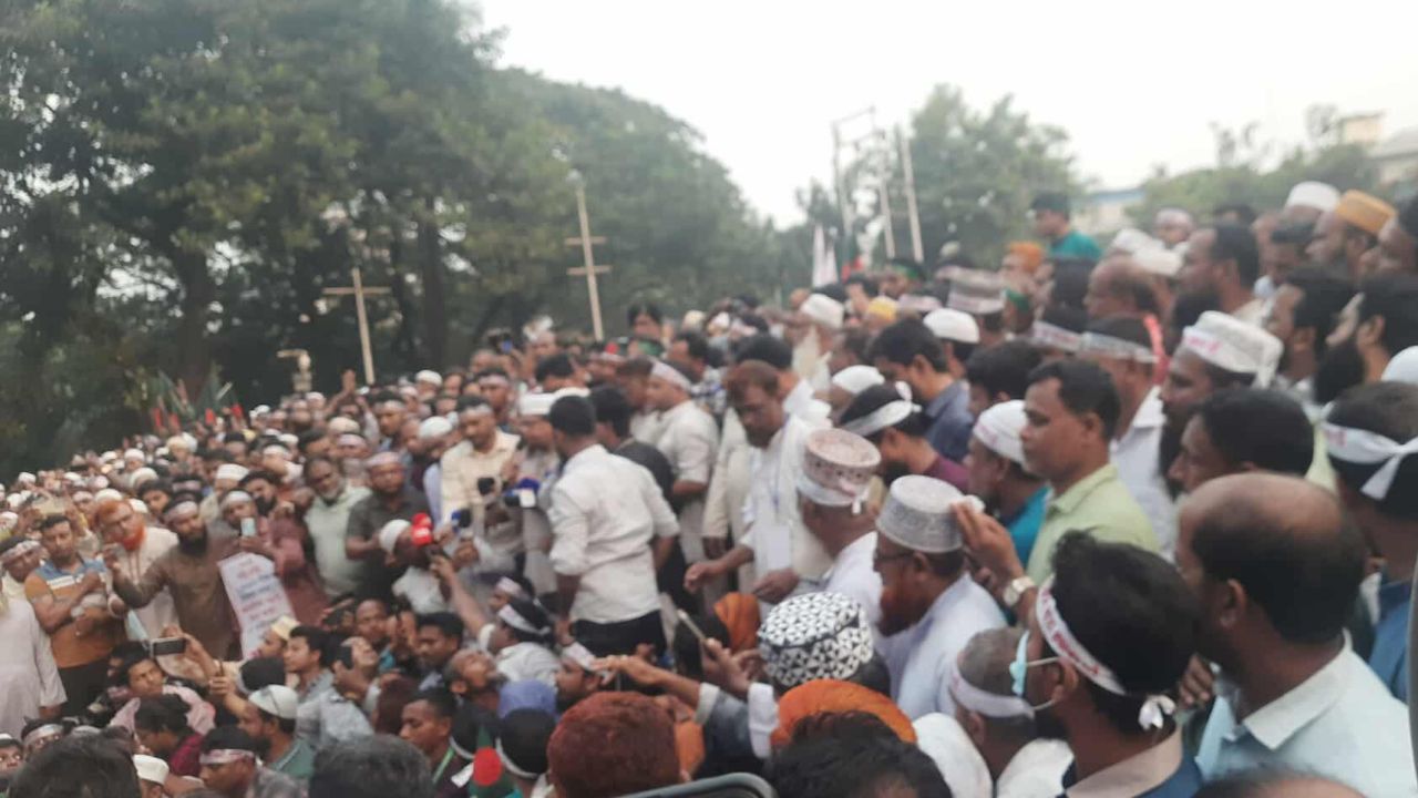 শিক্ষকদের ‘মার্চ টু যমুনা’ স্থগিত, আগামীকাল অনশনের কর্মসূচি ঘোষণা