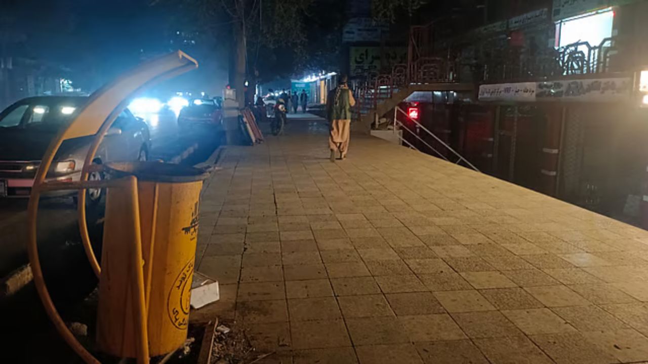 কাবুলে বিকট বিস্ফোরণ-গোলাগুলি, বিমান হামলার শঙ্কা