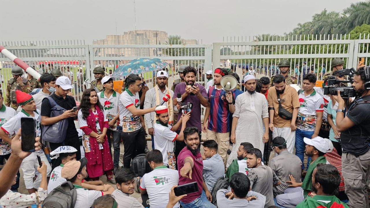 তিন দাবিতে সংসদ ভবনের গেটে জুলাই যোদ্ধারা