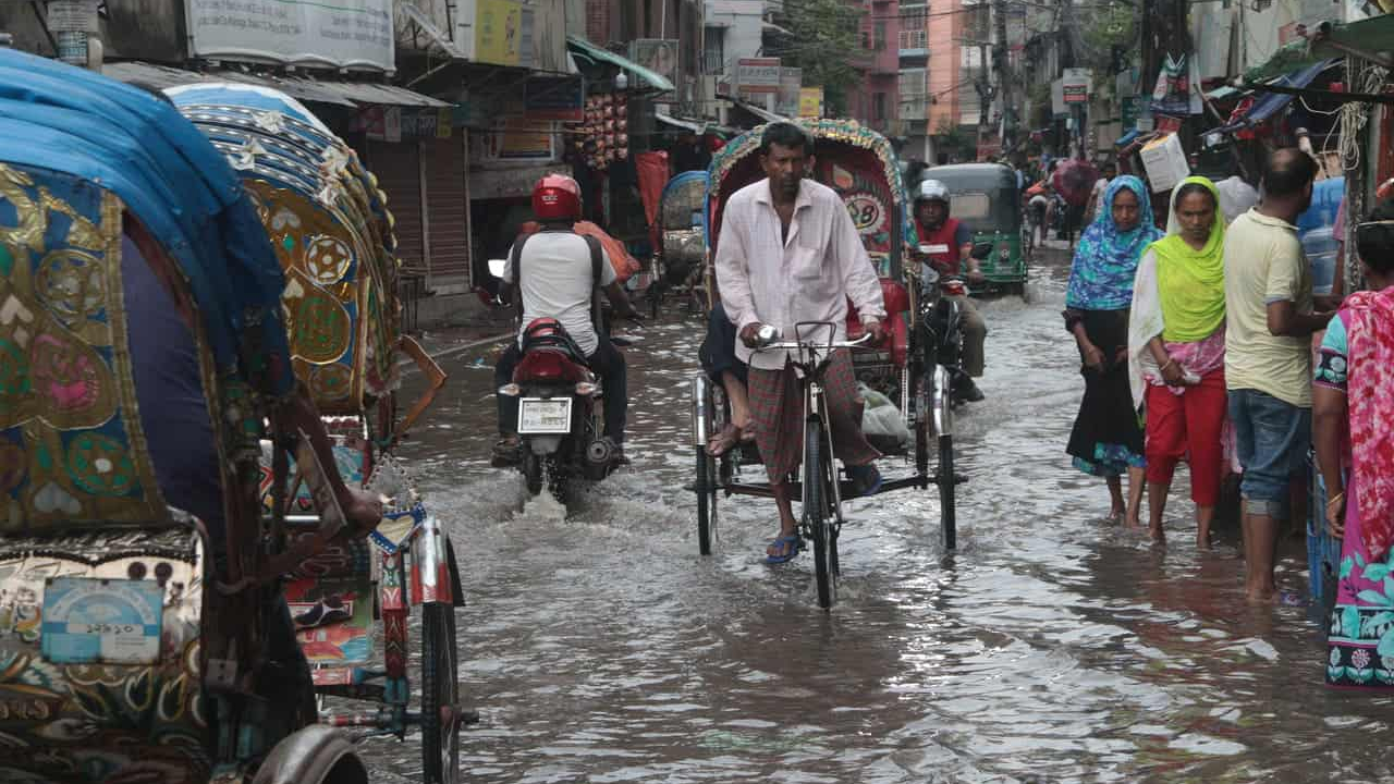 আশ্বিনের বৃষ্টিতে ডুবেছে ঢাকা, দুর্ভোগ চরমে