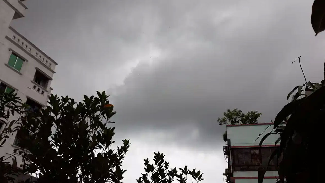 মেঘলা ঢাকার আকাশ, বৃষ্টি ঝরে কমবে গরমের অনুভূতি