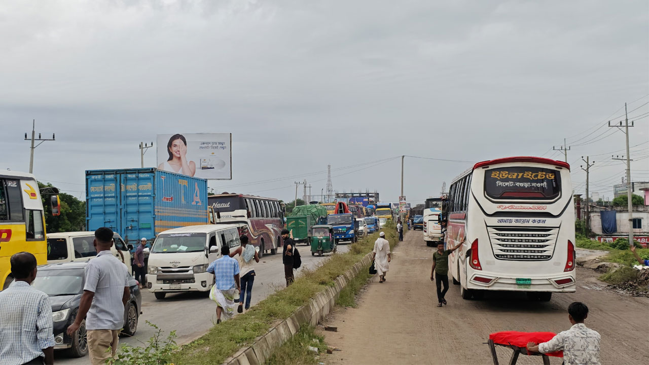 ১২ কিলোমিটার পথ যেতে সাড়ে ৫ ঘণ্টা, ক্লান্ত চালকরা ঘটাচ্ছেন দুর্ঘটনা