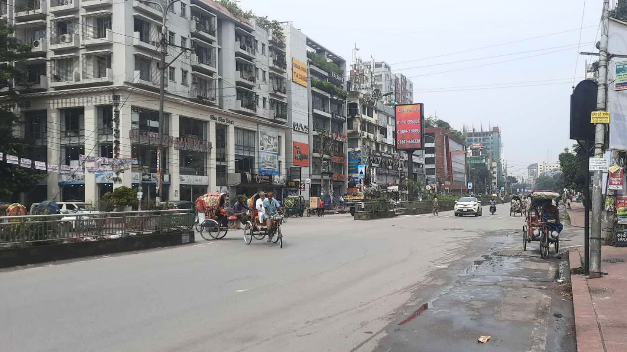 ফাঁকা ঢাকায় চলাচলে স্বস্তি, নেই চিরচেনা যানজট 