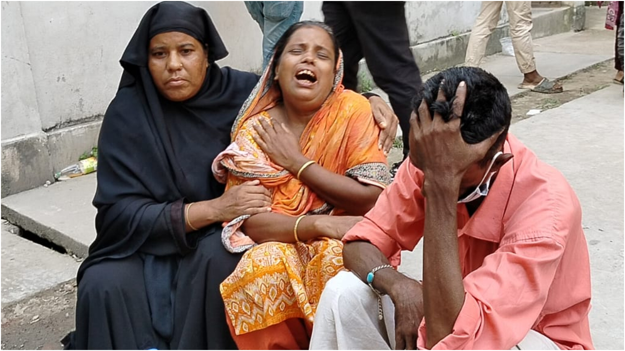 ঢামেকে ১৬ মরদেহ, এলেন ১৭ পরিবার