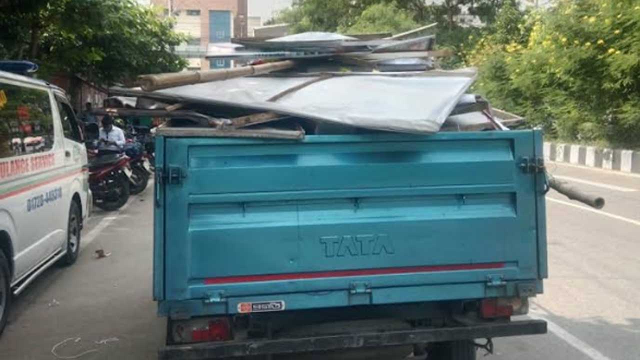 আগারগাঁও-শ্যামলী এলাকায় ব্যানার-ফেস্টুন অপসারণ করছে ডিএনসিসি