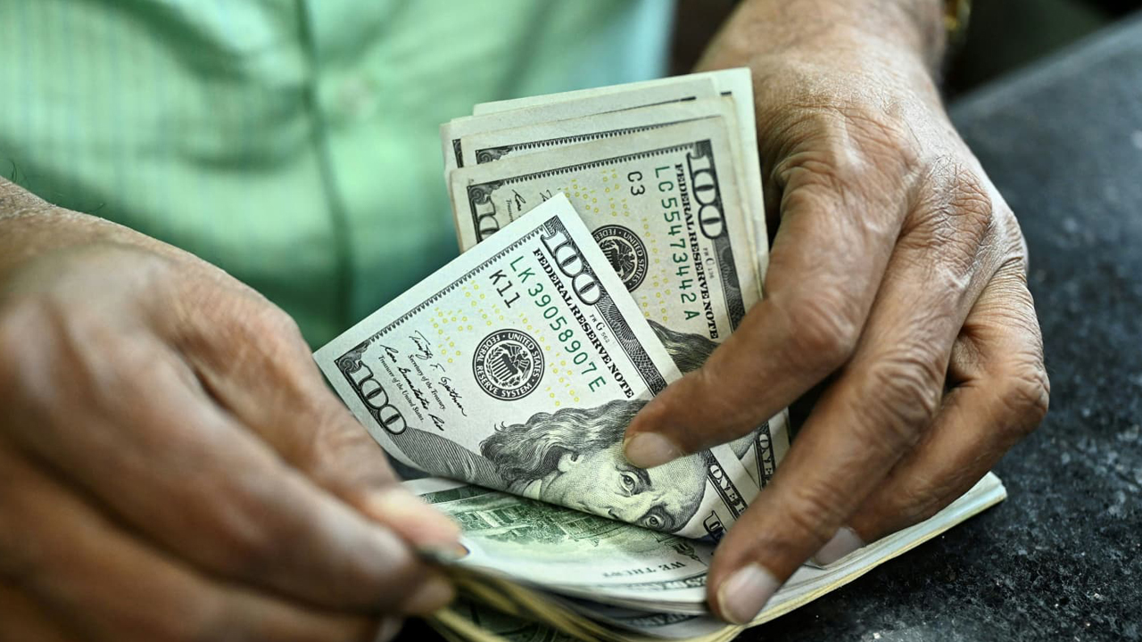 বেড়েছে ডলারের দাম