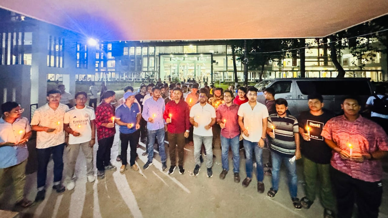ঢাবির শোক দিবসে ছাত্রদলের মোমবাতি প্রজ্বলন