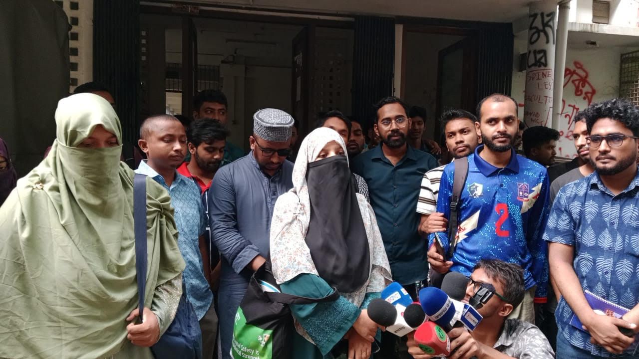 বোরকা পরায় ঢাবি শিক্ষার্থীকে ‘থুতু’ নিক্ষেপ ও হেনস্তার অভিযোগ