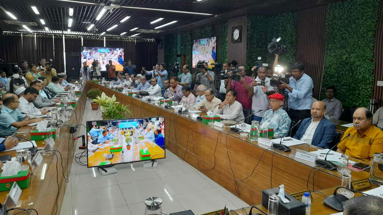 ইসিকে ‘মেরুদণ্ড সোজা’ রাখতে বললেন গণমাধ্যম প্রতিনিধিরা