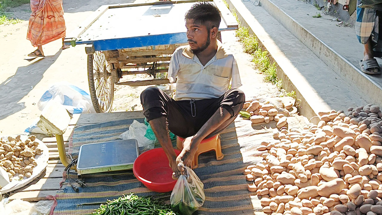 জন্ম থেকে দুই হাত নেই জসীমের, কাঁচামাল বিক্রি করে চলছে লেখাপড়া