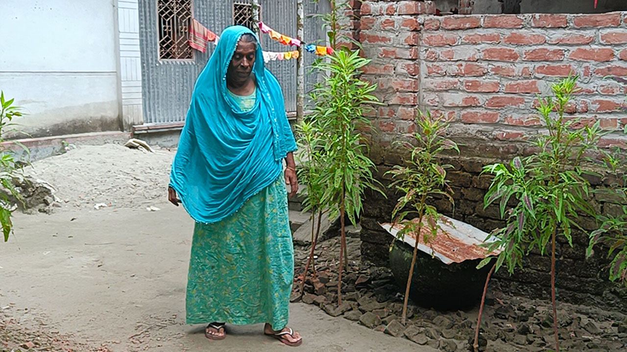 নেচে-গেয়ে শিশুদের স্কুলমুখী করতেন শিক্ষক ফাহমিদা খাতুন