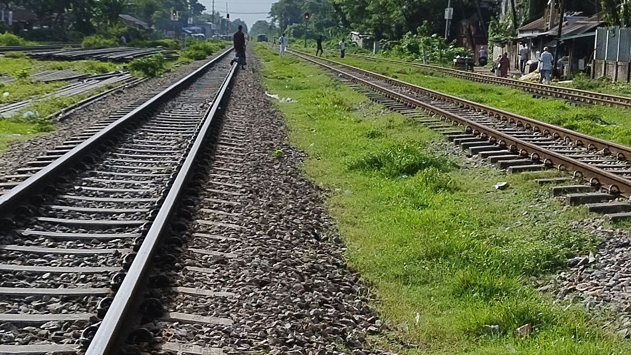 ফেনীতে ট্রেনে কাটা পড়ে দুই যুবকের মৃত্যু