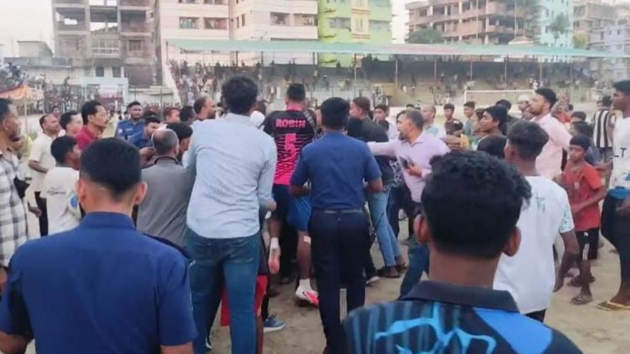 ফুটবল ম্যাচ শেষে খেলোয়াড় ও দর্শকদের মারামারি