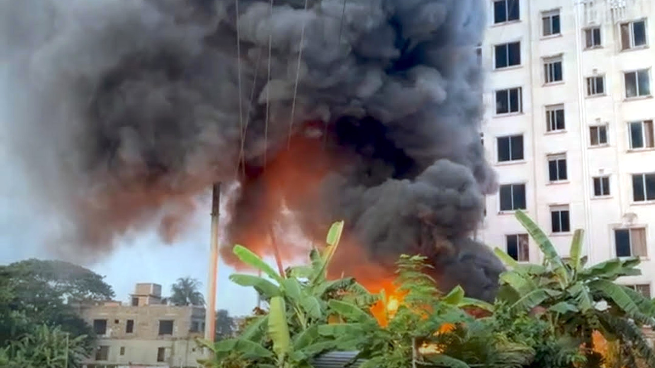 চট্টগ্রামে বসতঘরে আগুন, নিয়ন্ত্রণে ৪ ইউনিট