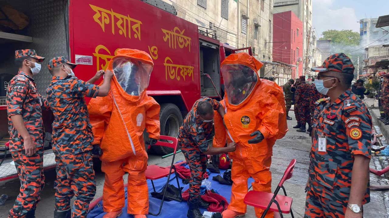 রূপনগরের কেমিক্যাল গোডাউনে প্রবেশ করেছে ফায়ারের ‘বিশেষ টিম’