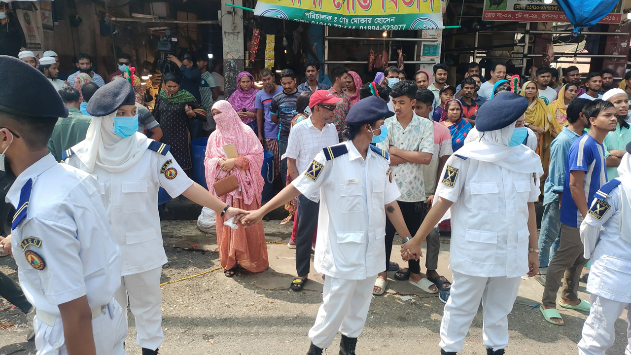 এখনো বের হচ্ছে বিষাক্ত গ্যাস, তবুও আশপাশে উৎসুক জনতার ভিড়