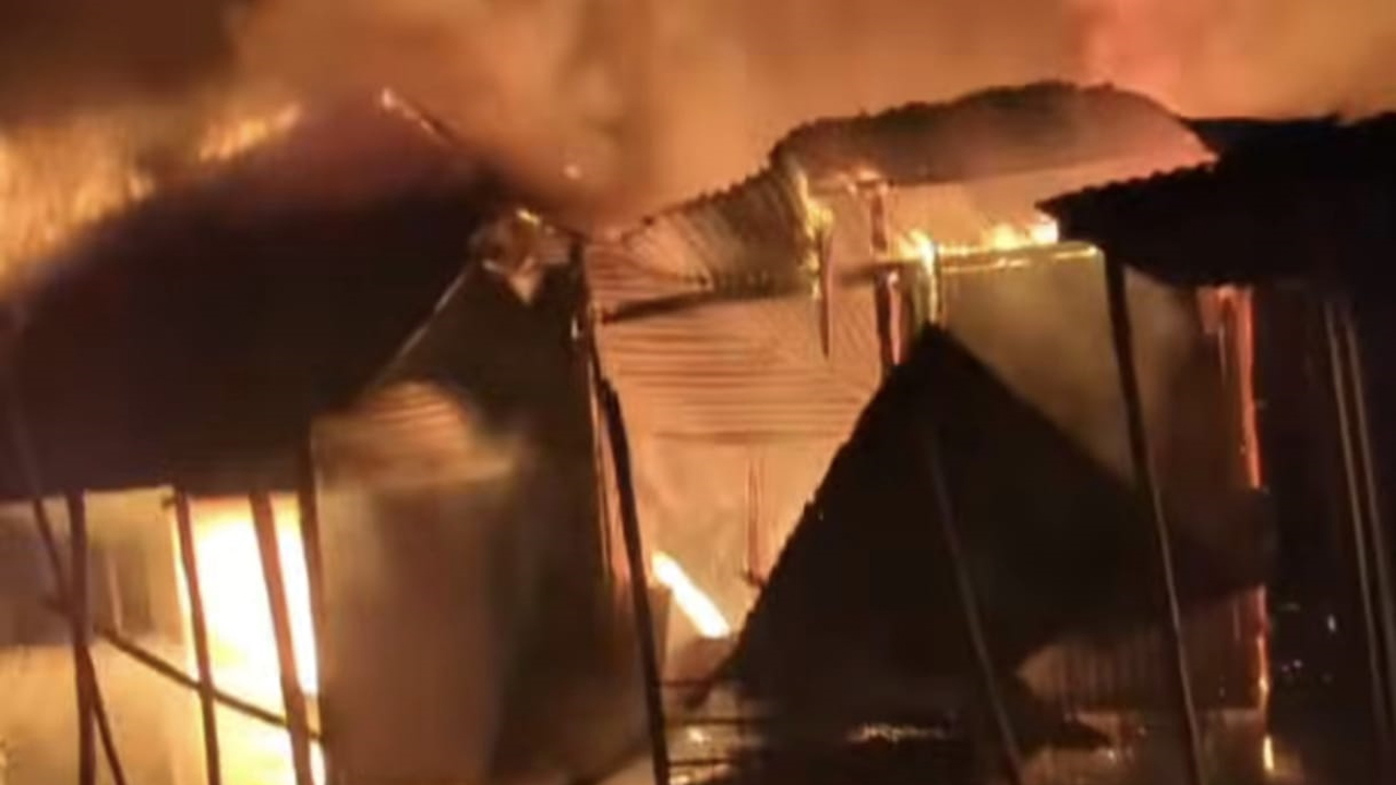 ফরিদপুরে আগুনে ১৫ দোকান পুড়ে ছাই