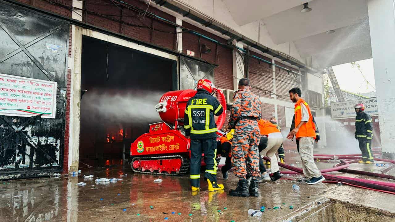 শাহজালালের আগুনের পরিস্থিতি পর্যবেক্ষণে ফায়ার সার্ভিসের ডিজি