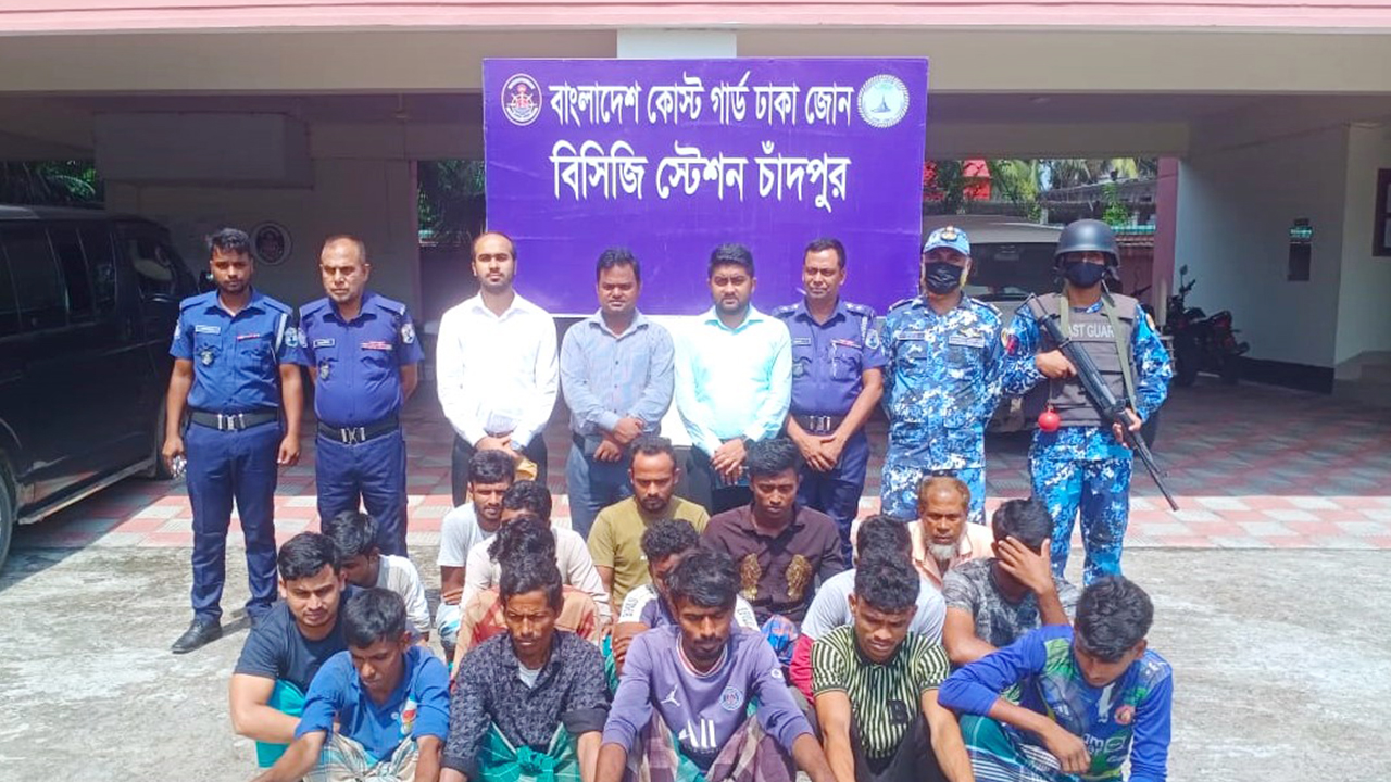 চাঁদপুরে ইলিশ ধরার দায়ে ১৭ জেলে আটক