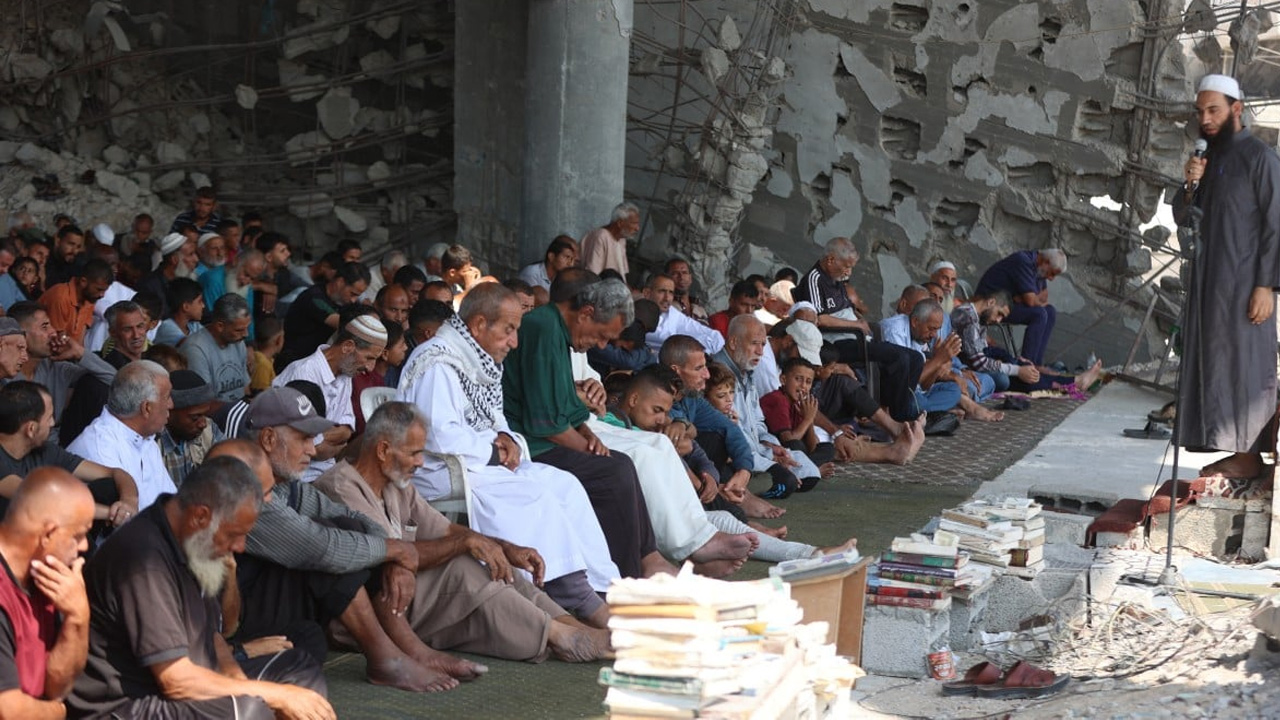 দীর্ঘ দিন পর একসঙ্গে জুমা পড়লেন ফিলিস্তিনিরা