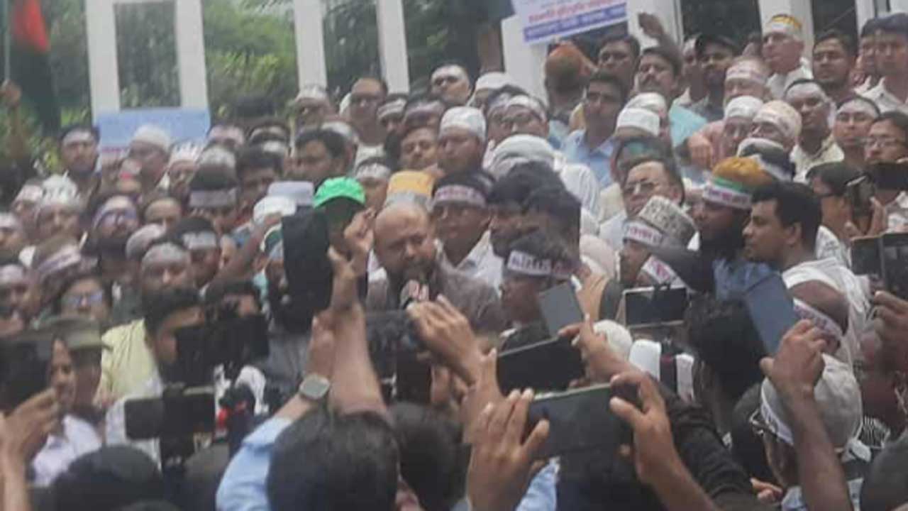 শিক্ষকদের ন্যায্য সব দাবি মেনে নিন : ব্যারিস্টার ফুয়াদ