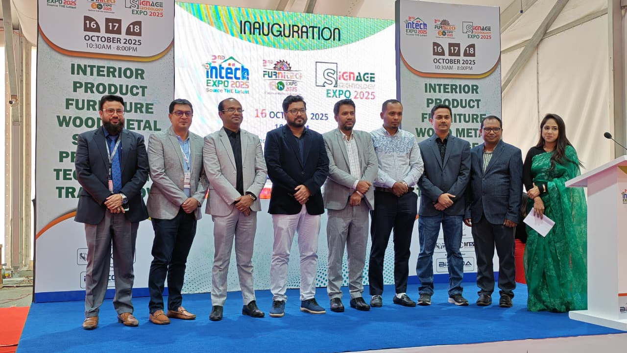 এক ছাদের নিচে দৃষ্টিনন্দন ফার্নিচার সঙ্গে আধুনিক প্রযুক্তির ছোঁয়া