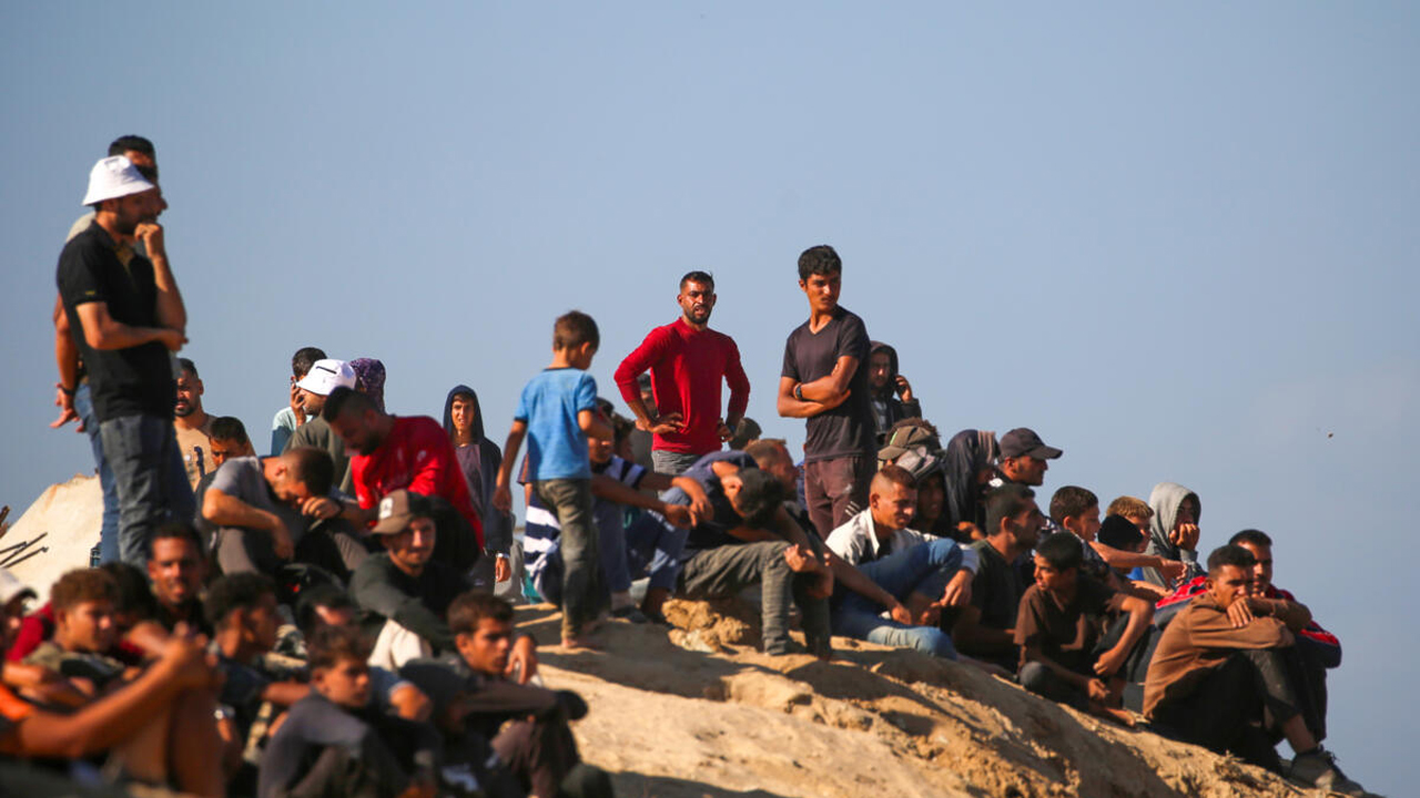 গাজায় ধ্বংসস্তূপ থেকে বের করা হচ্ছে একের পর এক মরদেহ