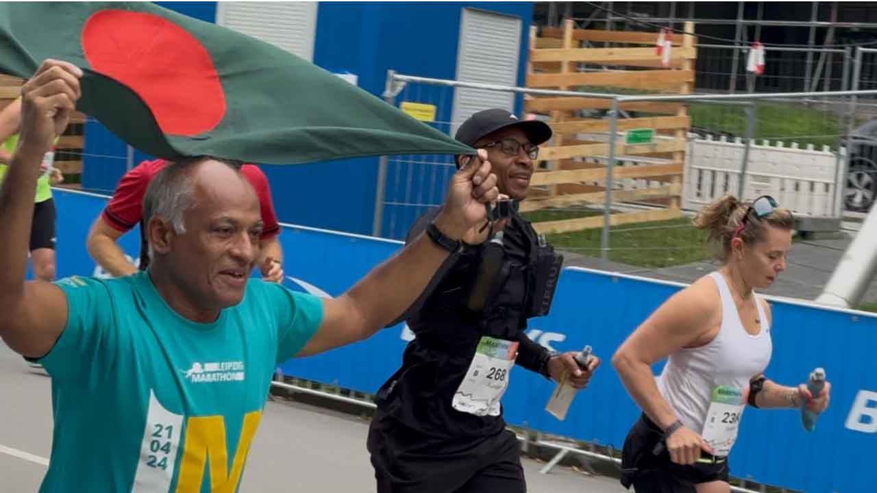 জার্মানির মিউনিখে ১৩৮তম ম্যারাথনে দেশের পতাকায় শিব শংকর