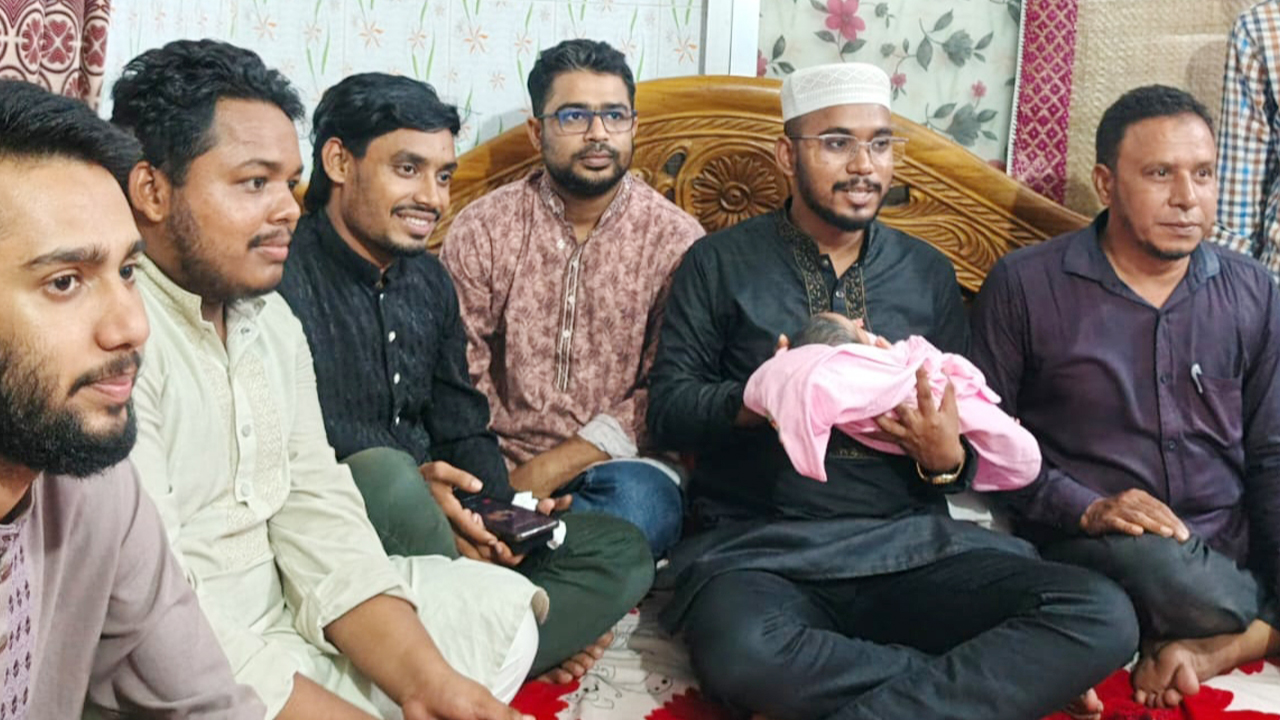 জুলাইয়ের শহীদ পরিবারে নতুন অতিথি, মিষ্টি নিয়ে গেলেন হান্নান মাসউদ