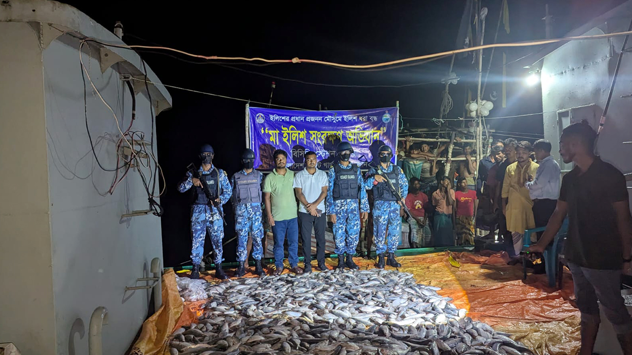 হাতিয়ায় ৪ ট্রলারসহ ৫০ জেলে আটক, ১৫ মণ ইলিশ এতিমখানায় বিতরণ
