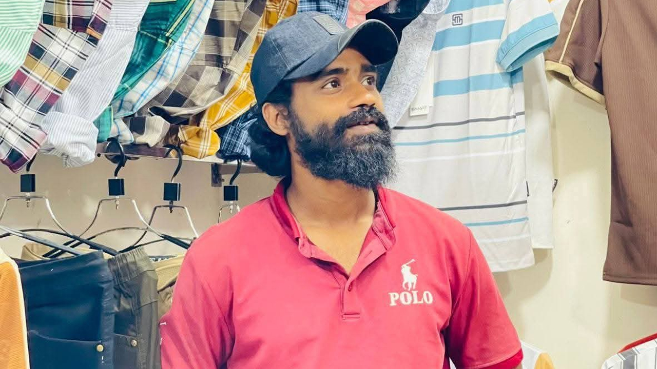 স্ত্রীর সামনে স্বেচ্ছাসেবক দল নেতাকে মারধর