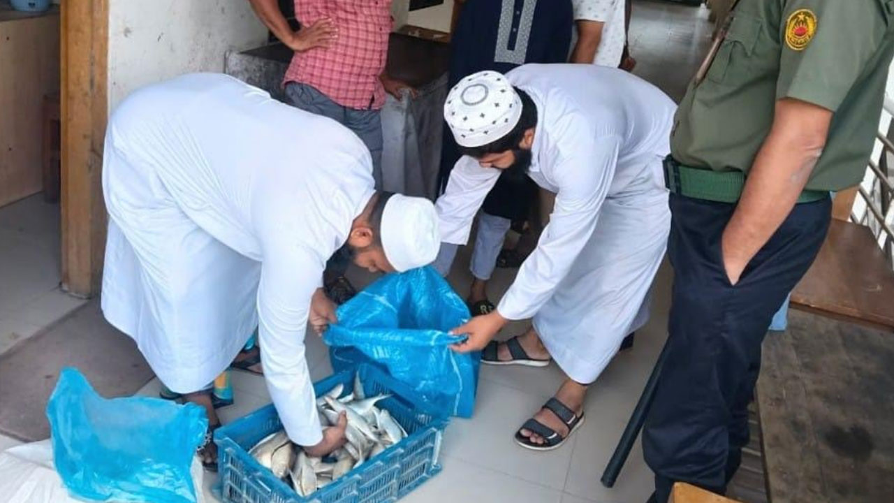 ইলিশ কেনায় ৫ জনকে গুনতে হলো জরিমানা