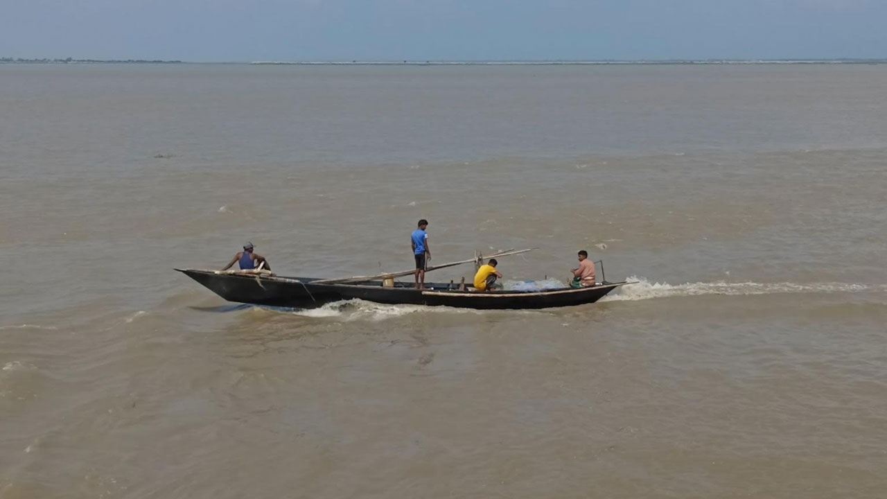 একদিকে অভিযানের ট্রলার, অন্যপাশে ইলিশ ধরার মহোৎসব