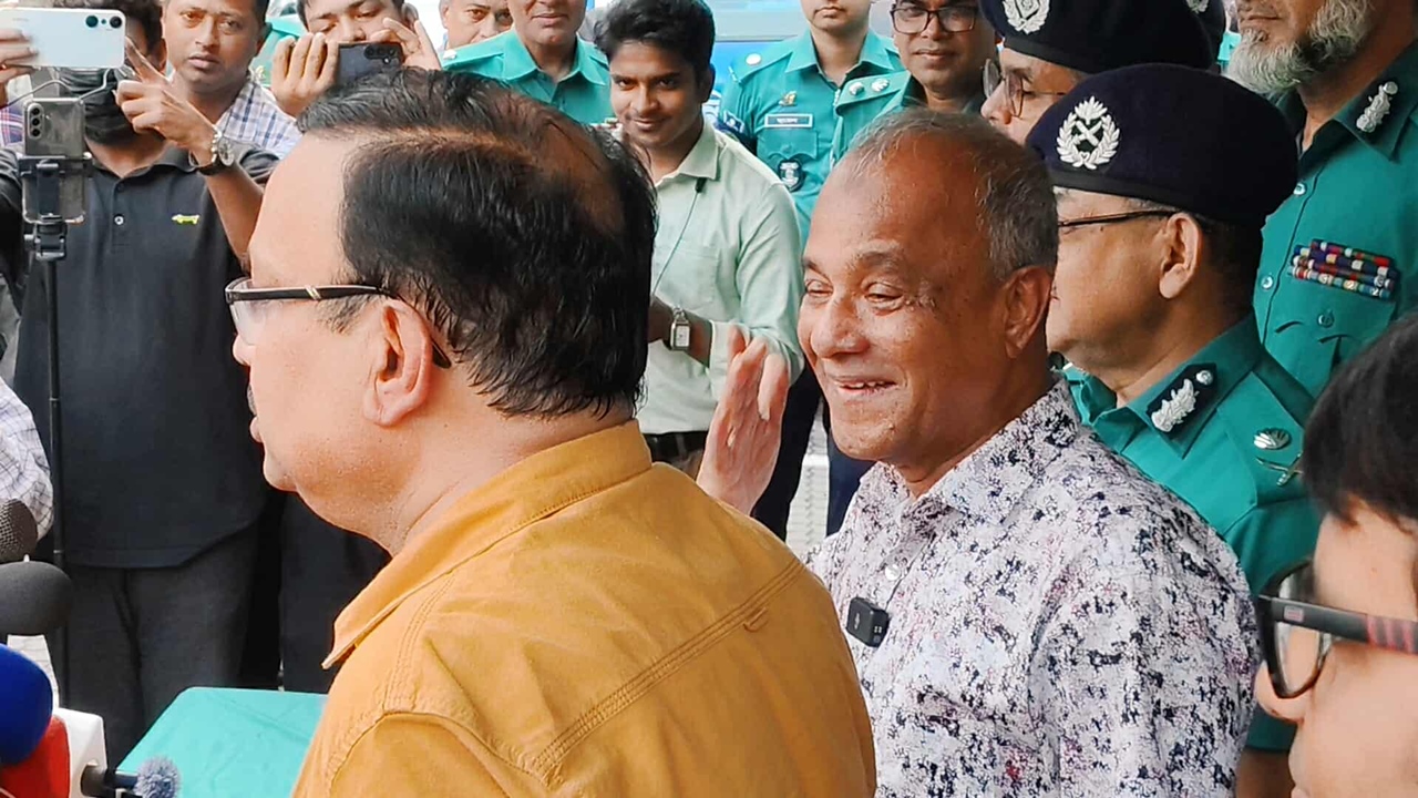 ‘আইনশৃঙ্খলার উন্নতি হচ্ছে’ শুনেই সাংবাদিককে ডেকে প্রশ্ন নিলেন উপদেষ্টা