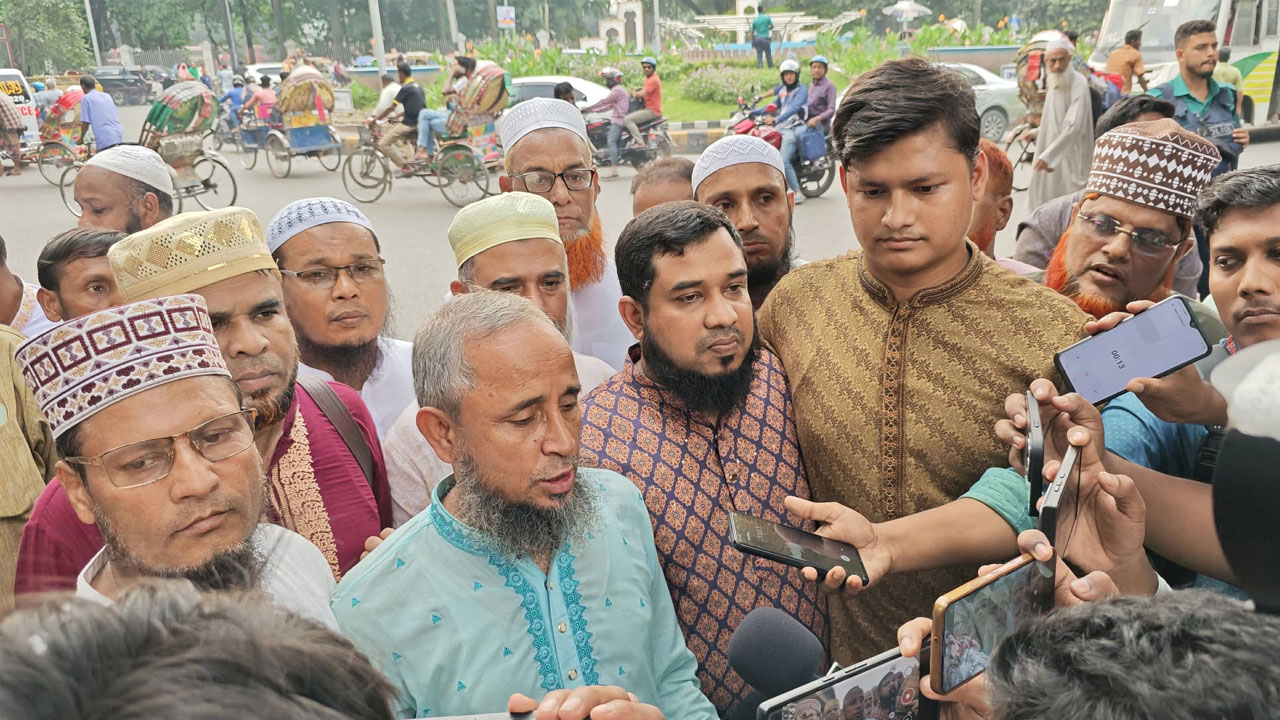 শিক্ষা উপদেষ্টার পদত্যাগ দাবি, নতুন কর্মসূচি ঘোষণা ইবতেদায়ী শিক্ষকদের