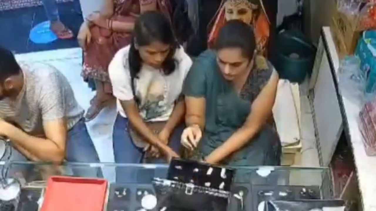 ক্রেতা সেজে গয়নার দোকানে সোনার আংটি চুরি দুই নারীর