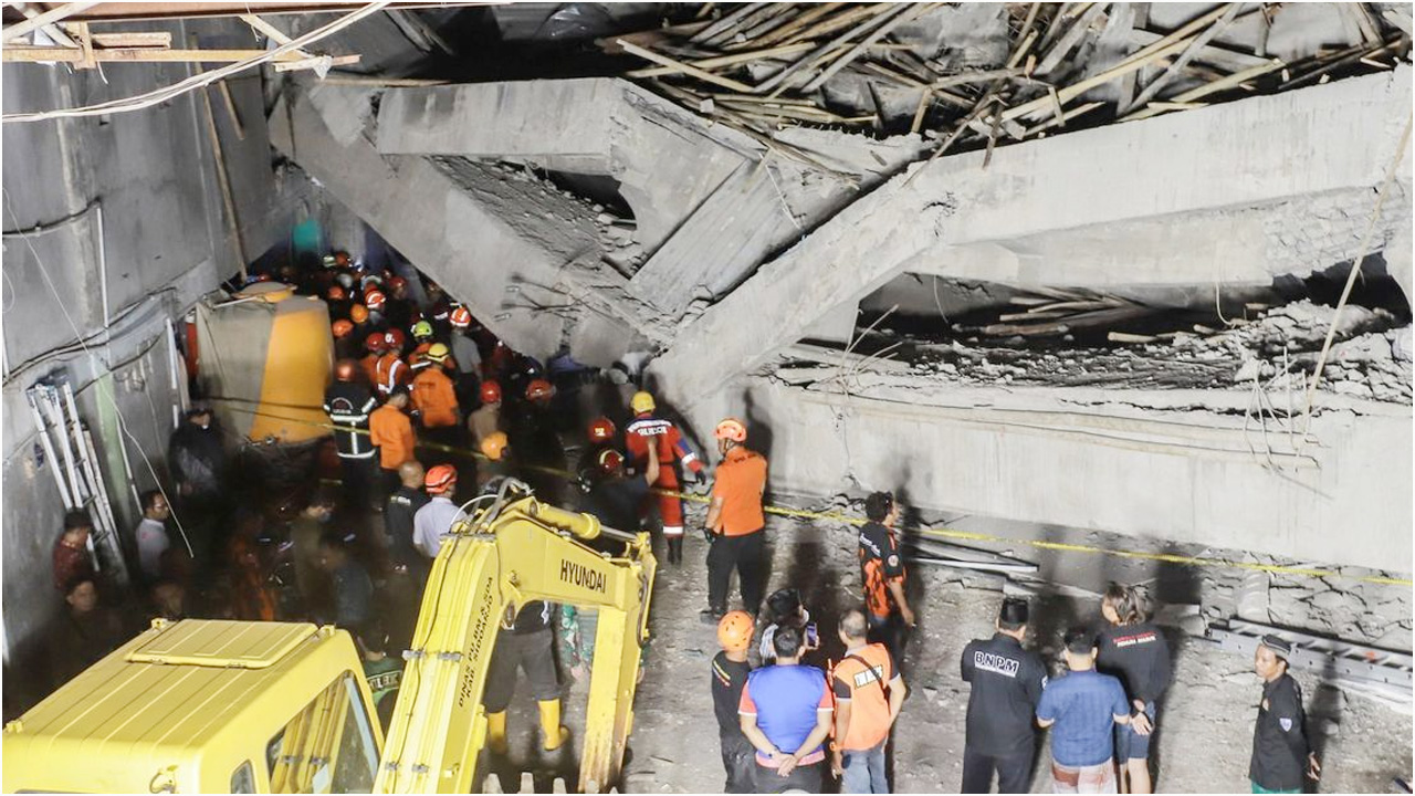 ইন্দোনেশিয়ায় স্কুল ভবন ধসে নিহতের সংখ্যা বেড়ে ৪৫