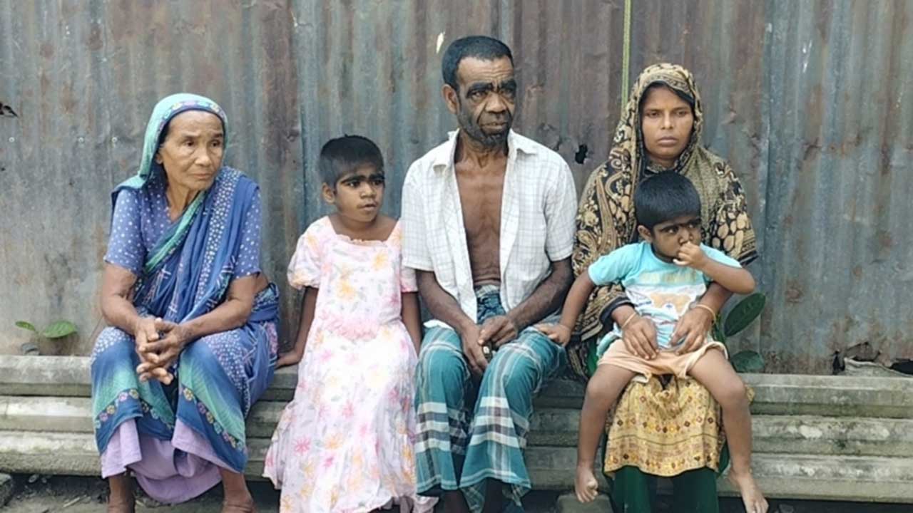 ইসলামপুরের তিনটি পরিবারের সঙ্গে মেশে না প্রতিবেশীরা