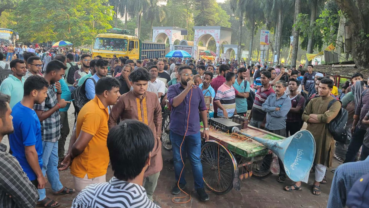 সংস্কারের দাবিতে কুষ্টিয়া-খুলনা মহাসড়ক অবরোধ