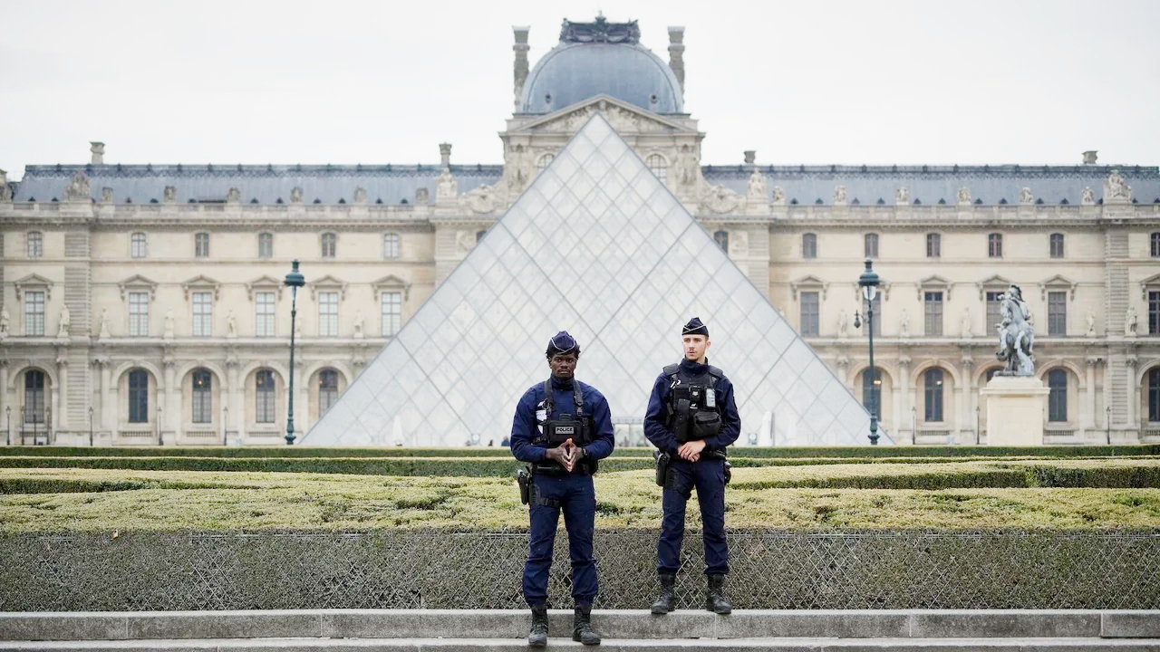 ল্যুভর জাদুঘরে চুরির ঘটনায় দুজন গ্রেপ্তার
