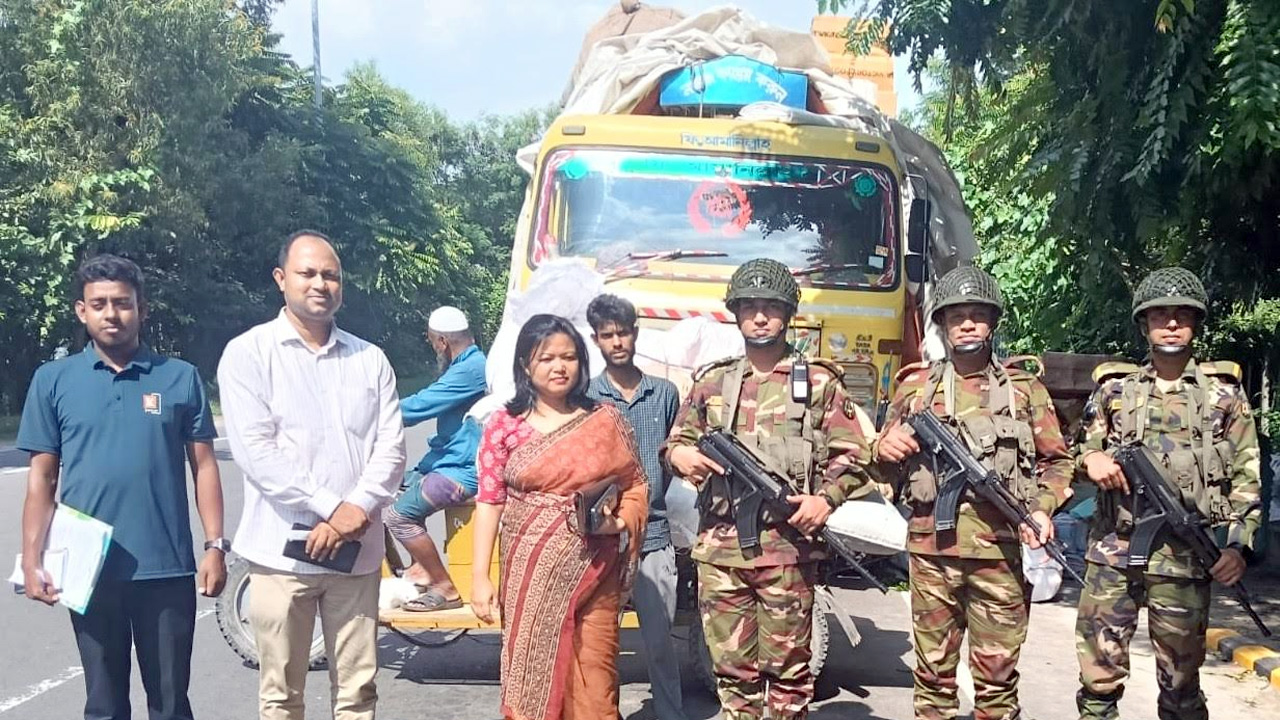 শরীয়তপুরে ট্রাকভর্তি অবৈধ পলিথিন জব্দ, ৪০ হাজার টাকা জরিমানা