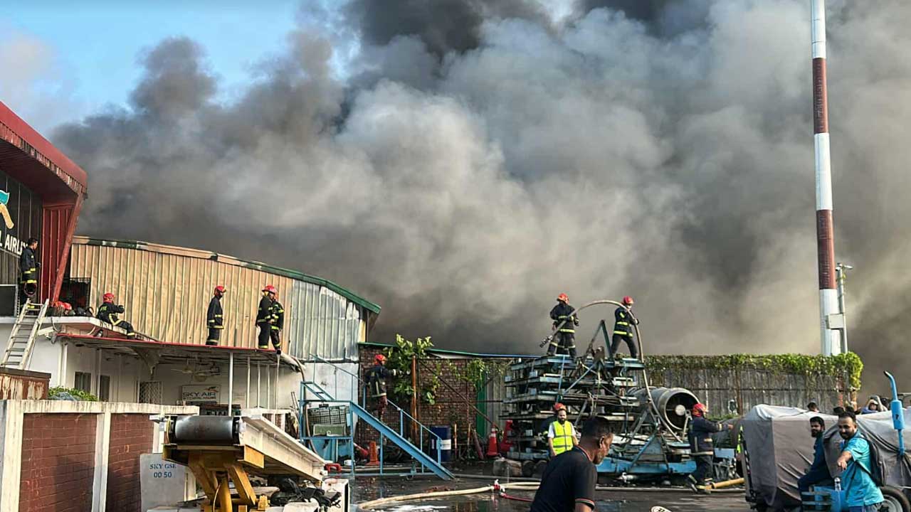 সরানো হচ্ছে উড্ডয়নের অপেক্ষায় থাকা বিমানগুলো