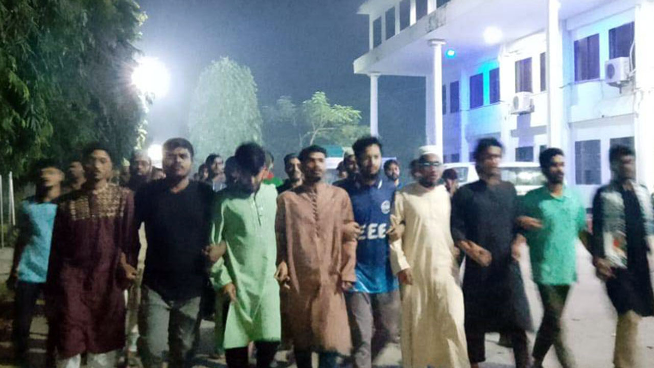 ইসকন নিষিদ্ধের দাবিতে জাবিপ্রবিতে মধ্যরাতে শিক্ষার্থীদের বিক্ষোভ