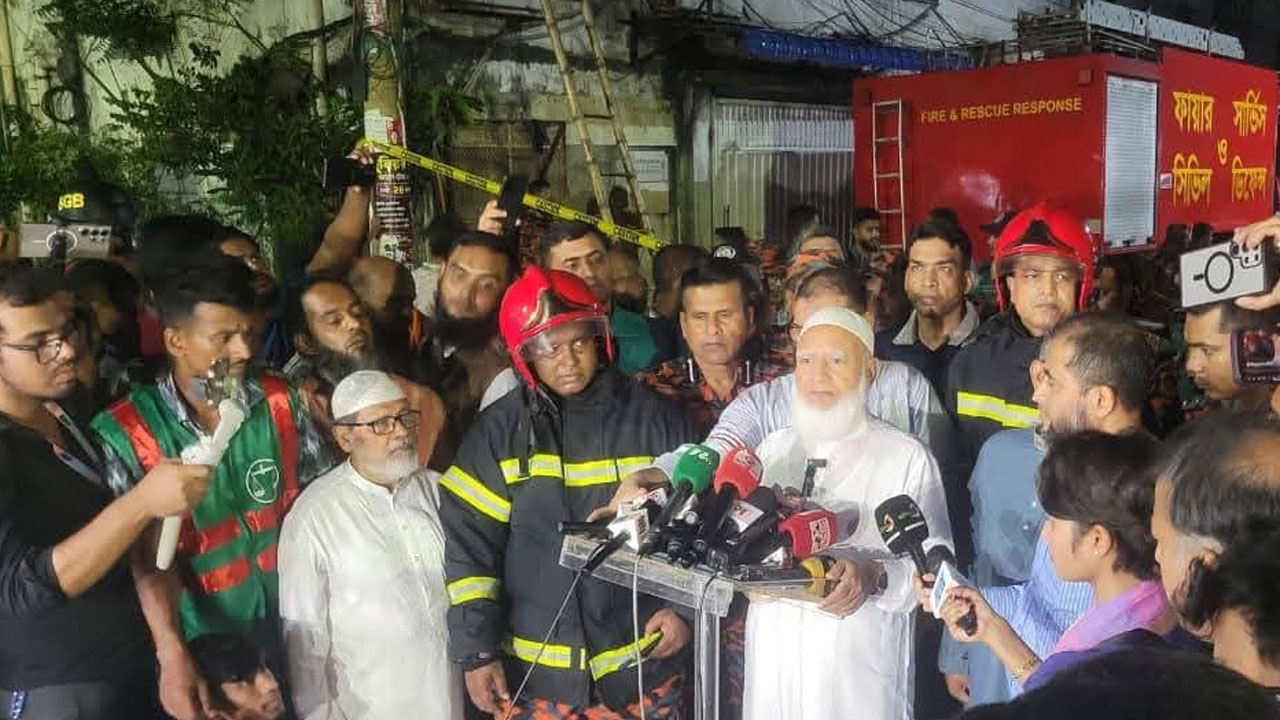 অগ্নিকাণ্ডে নিহতদের পরিবারপ্রতি ১ লাখ টাকা সহায়তার ঘোষণা জামায়াত আমিরের