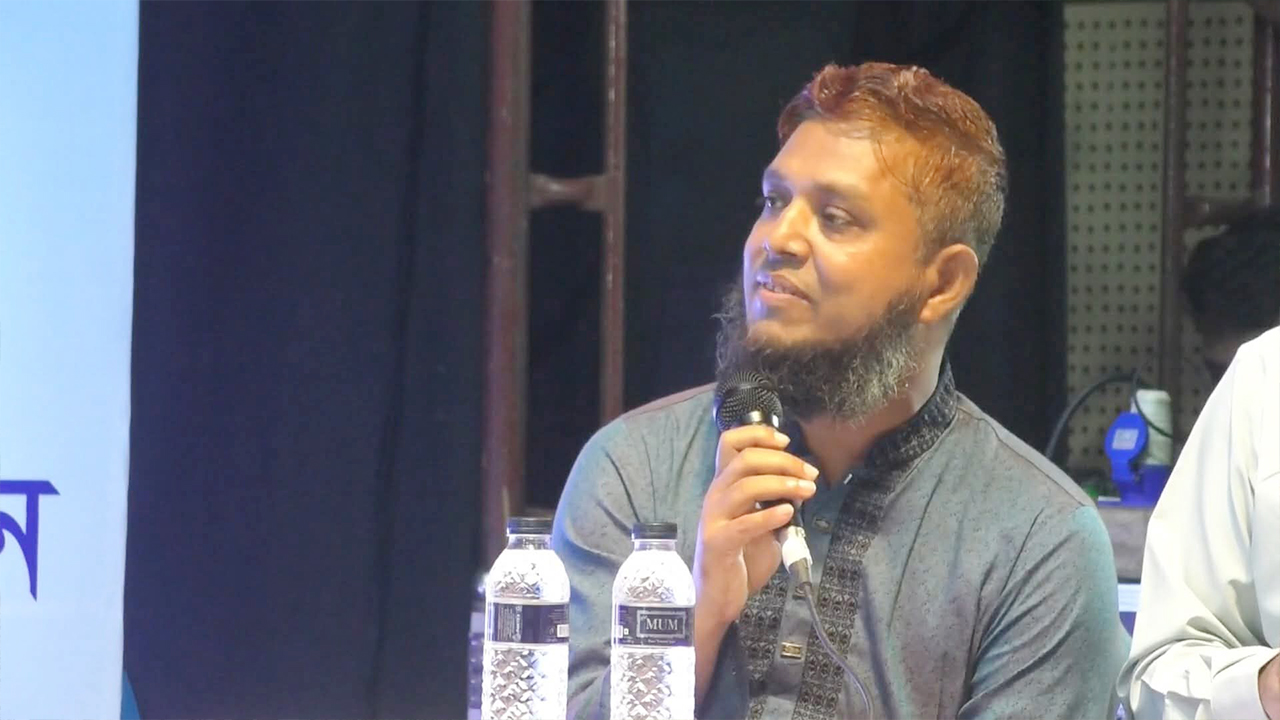 কাজের বিনিময়ে পাকা কলা খাওয়া উচ্চমান সহকারী বদলি