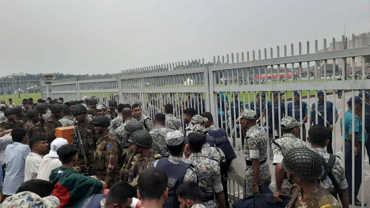 জুলাই সনদ স্বাক্ষর অনুষ্ঠান কেন্দ্র করে উত্তেজনা