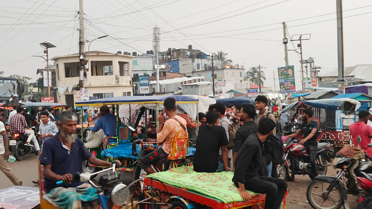 কুয়াকাটায় ব্যাটারিচালিত গাড়ির দাপট, যানজটে নাকাল পর্যটকরা