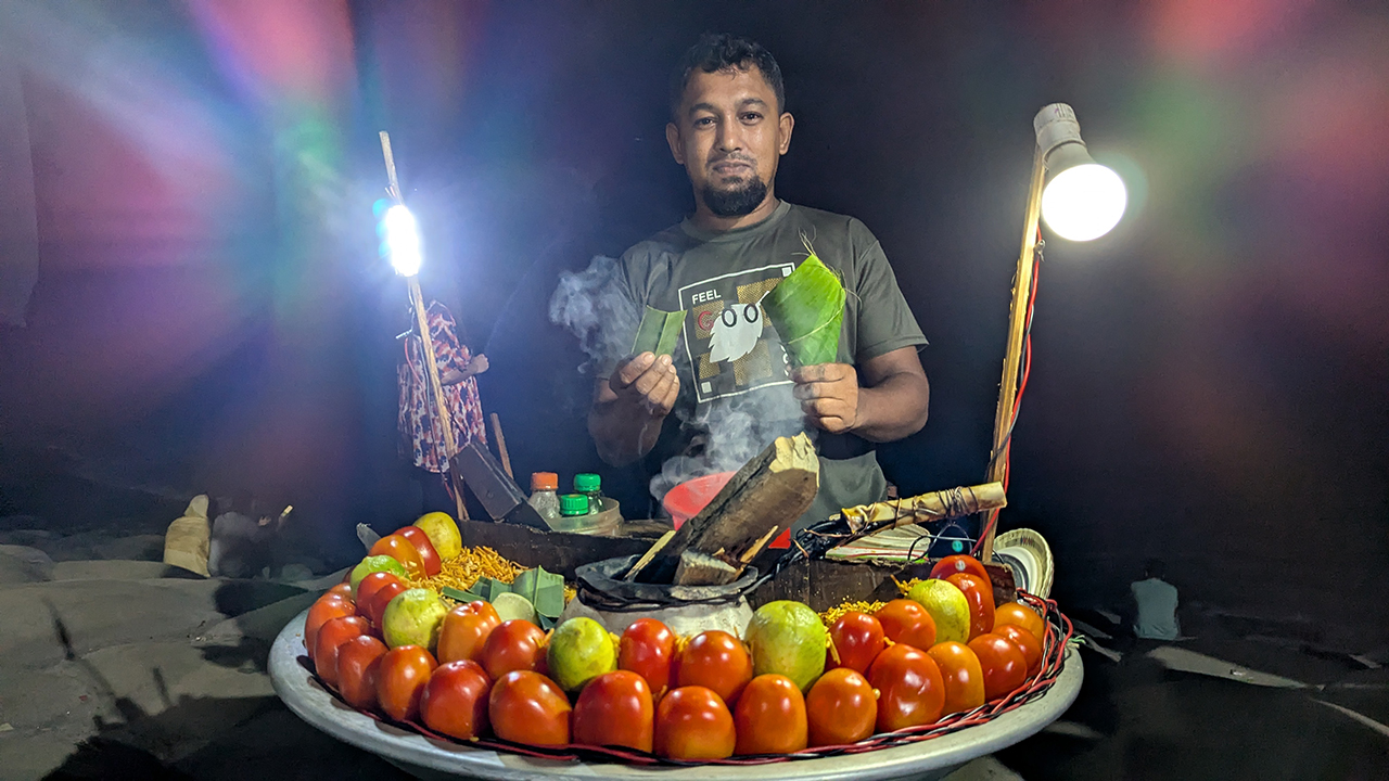 কুয়াকাটা সৈকতে কলাপাতা-তালপাতায় ভিন্ন স্বাদের চানাচুর মাখা