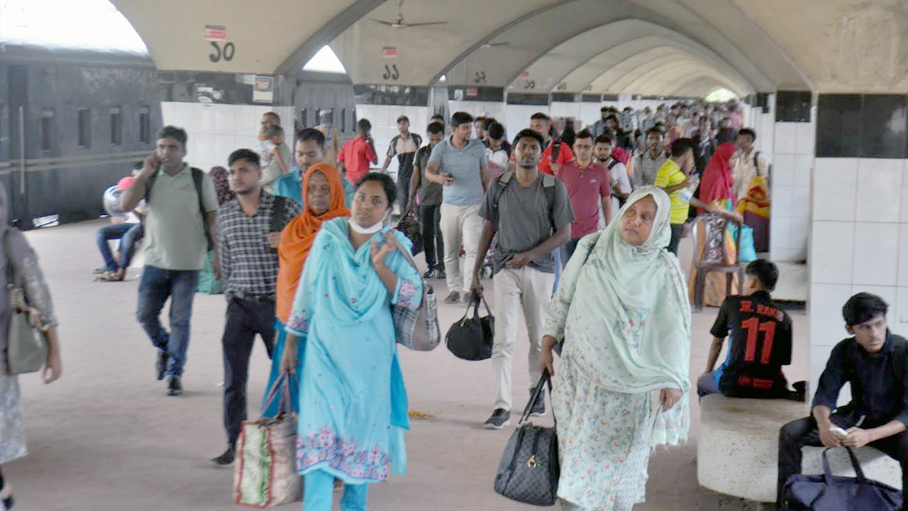 পূজার ছুটি শেষে ঢাকায় ফিরছে মানুষ, চেনা রূপ পাচ্ছে রাজধানী