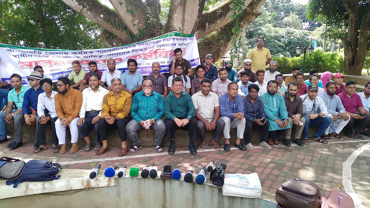 ‘সত্য প্রকাশ করলে সাম্প্রদায়িক ট্যাগ লাগিয়ে হুমকি দেওয়া হচ্ছে’